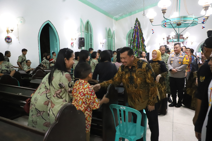 Bupati Jombang Warsubi bersama jajaran Forkopimda melakukan kunjungan ke sejumlah gereja dan pos pantau pengamanan Natal dan Tahun Baru (Nataru), Kamis (25/12) malam.
