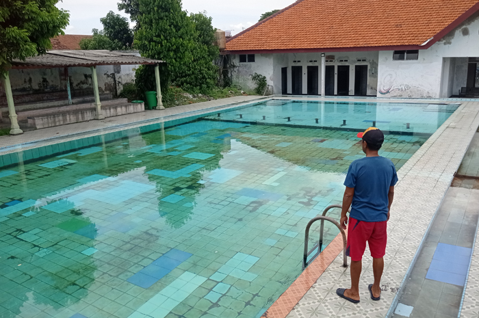 SEPI: Petugas melakukan pengecekan kolam renang Tirta Wisata Keplaksari, Jombang.