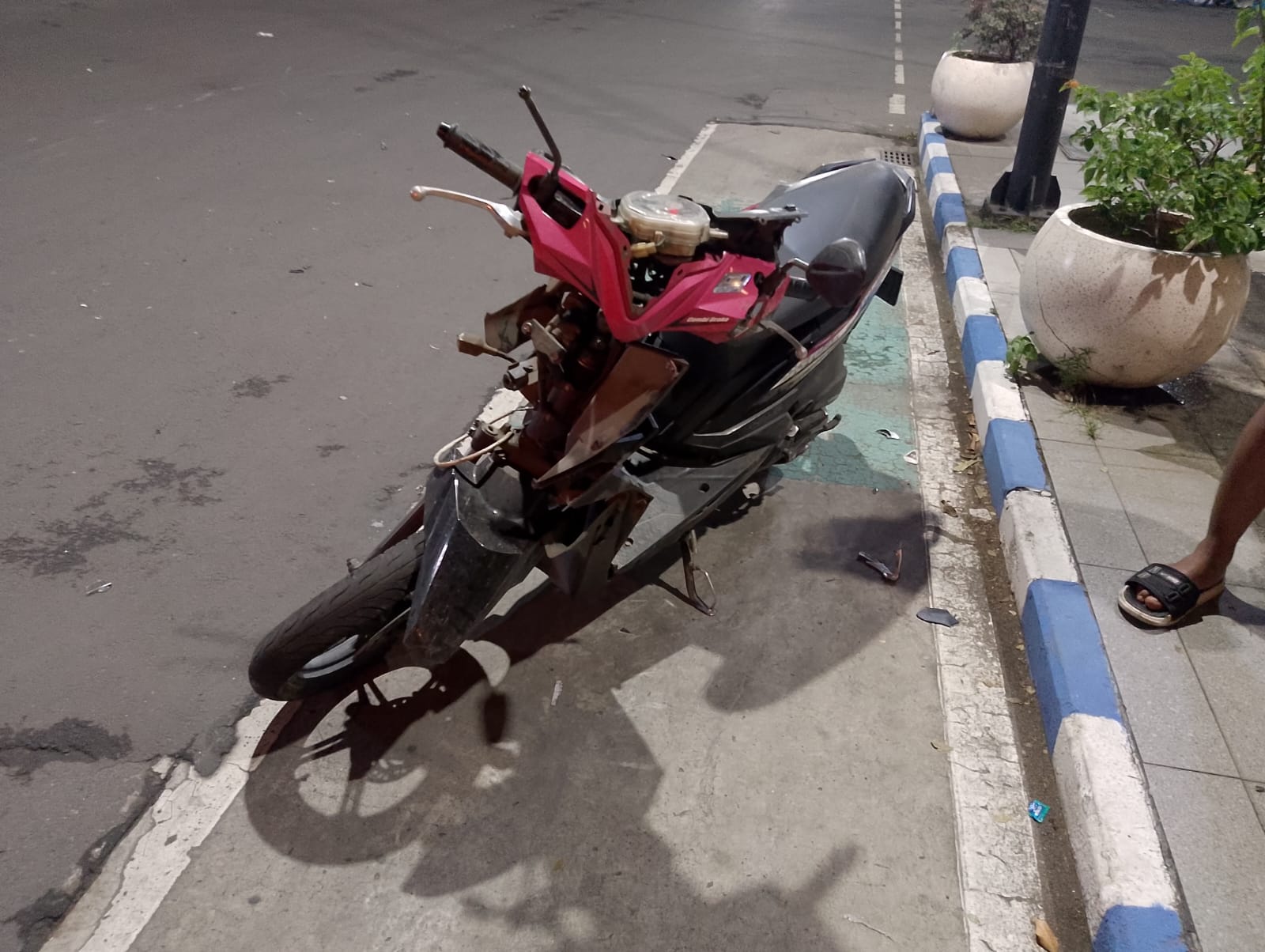 Kecelakaan lalu lintas melibatkan dua sepeda motor terjadi di Jalan KH Wahid Hasyim, Jombang, Jumat (26/12) dini hari.