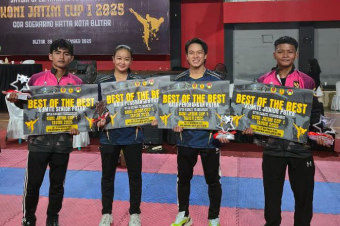 JAWARA: Dari kiri, Alfan Rizki, Agatha Bianca, Muhammad Qidhirfath dan Rafa Aditya yang meraih best of the best di KONI Jatim Cup I di GOR Soekarno Hatta Blitar, (21/12).