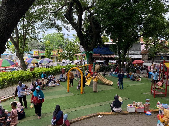 RAMAI: Warga berkunjung ke Kebonratu dan Alun-Alun Jombang saat liburan,  (27/12).