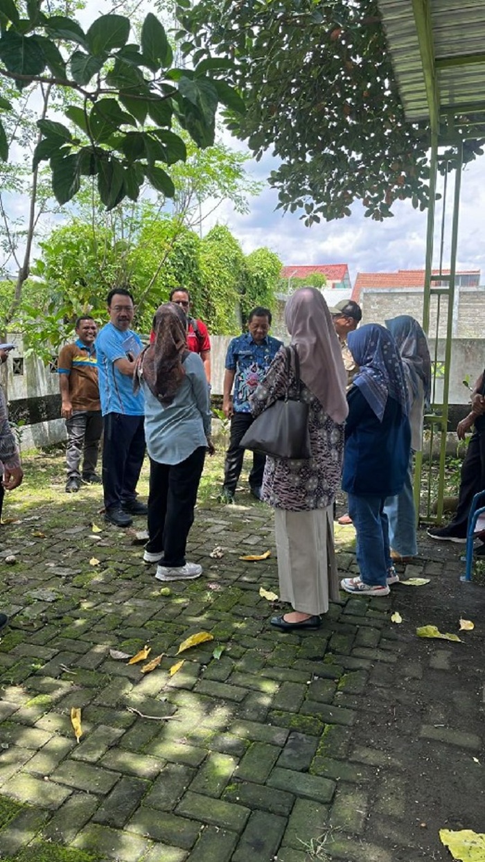 TINJAU: Sekdakab Jombang Agus Purnomo dan jajaran kepala OPD saat memantau lokasi RTH Ngoro, (20/11).
