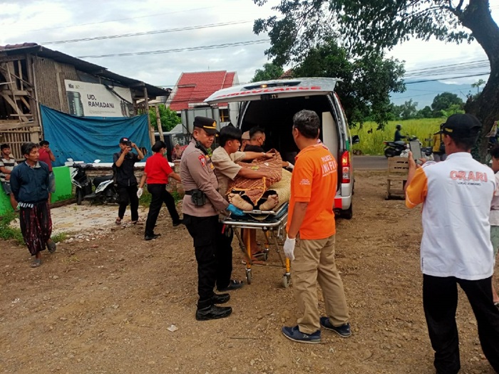 DIEVAKUASI: Petugas mengevakuasi  jenazah Agung Sumedi, 59, di belakang mebel UD Jati, Dusun Selorejo, Desa Selorejo, Kecamatan Mojowarno, Jumat (26/12) siang.