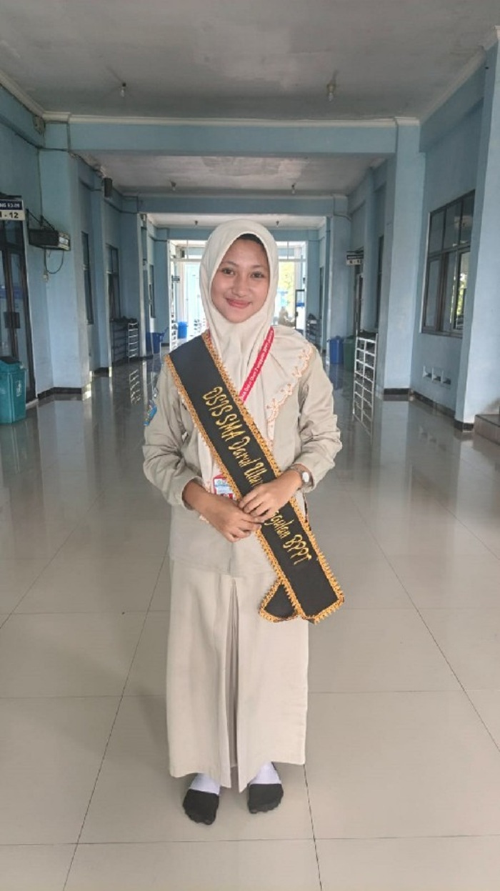 Mariyatul Qibtiyah, Kelas XI-06 SMA Darul Ulum 2 Unggulan BPPT Jombang.