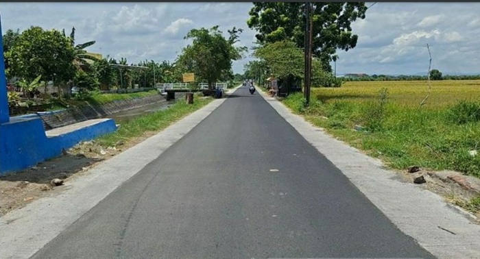 MAKIN LEBAR: Kondisi jalan kabupaten di Perak, Jombang usai dilakukan pelebaran.