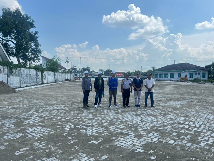 SIAP BEROPERASI: Dishub Jombang bersama kontraktor dan pengawas proyek Terminal Barang di Perak usai melakukan pemeriksaan, (25/12).
