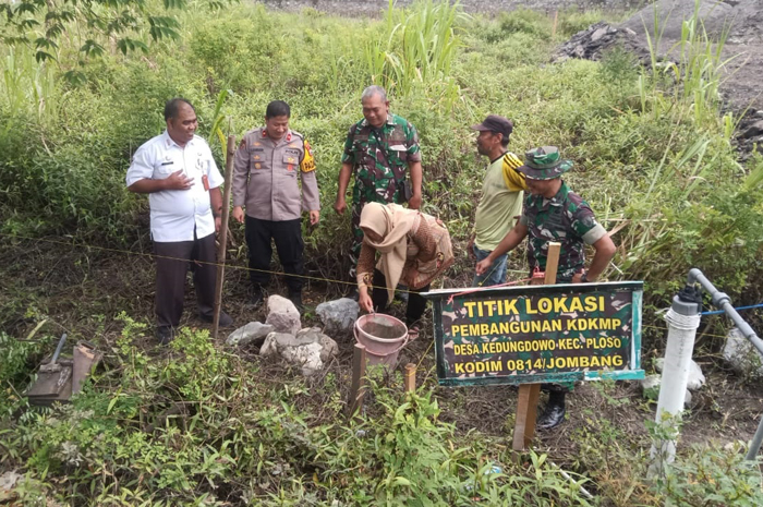 PERTAMA DI KECAMATAN PLOSO: Kepala Desa Kedungdowo Suliswati didampingi jajaran Forkopimcam Ploso saat acara peletakan batu pertama pembangunan KDMP Kedungploso, Jombang, Rabu (3/12).