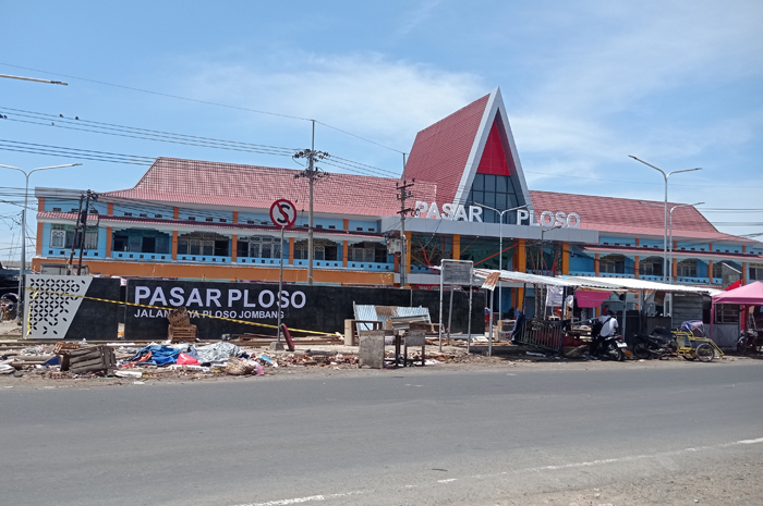 MULAI BERSIH: Pedagang mulai membongkar lapak permanen yang sebelumnya berdiri di trotoar atau depan Pasar Ploso, Jombang.