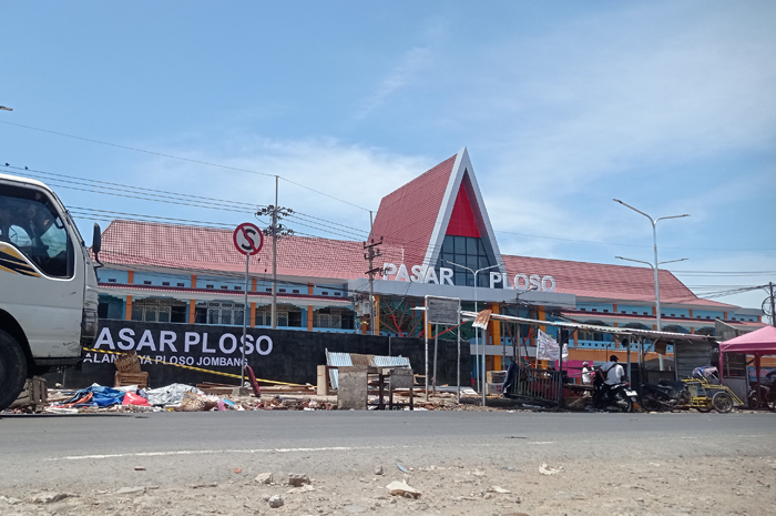 MULAI BERSIH: Pedagang mulai membongkar lapak permanen yang sebelumnya berdiri di trotoar atau depan Pasar Ploso, Jombang.