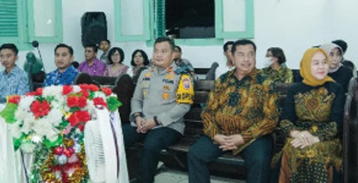 Kapolres Jombang AKBP Ardi Kurniawan bersama Bupati Warsubi dan jajaran Forkopimda menghadiri malam perayaan natal di GKJW Mojowarno, Rabu (24/25).