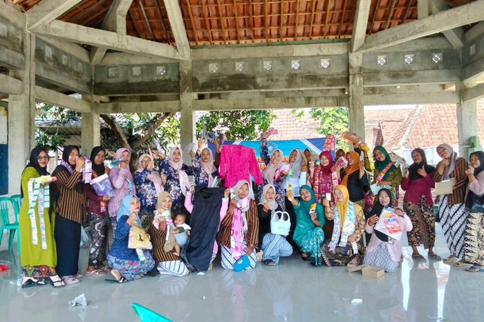KEBERSAMAAN: Kepala Desa Asemgede Lastinah bersama ibu rumah tangga yang tergabung sebagai kader dan pokja TP-PKK saat perayaan Hari Ibu di pendopo kantor desa, Senin (29/12).