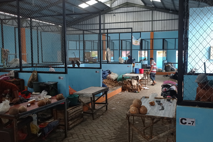 BARU: Pedagang kelapa menempati kios baru Pasar Buah di Sub Terminal Ploso, Jombang.