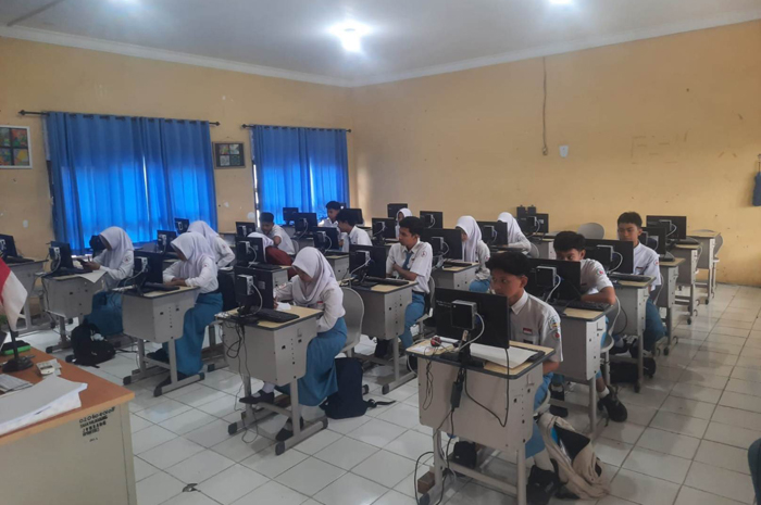 SERIUS: Siswa melaksanakan TKA di SMAN Mojoagung, Jombang, (3/11).