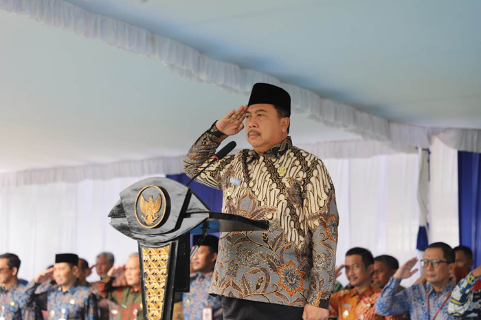 Bupati Jombang Warsubi.