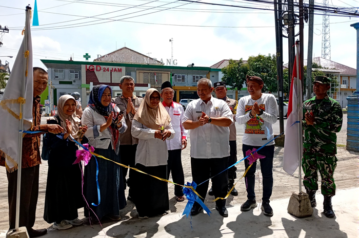 APRESIASI PROVINSI: Kepala Desa Balongbesuk M. Saifur mendampingi segenap tamu undangan saat acara peresmian rest area Program Desa Berdaya 2025 Desa Balongbesuk, Diwek, Jombang, Rabu (24/12).