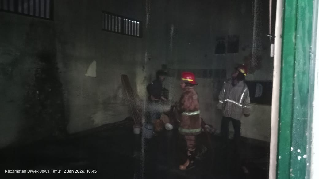 Kebakaran menghanguskan gudang SD Islam Sabilillah, Desa Cukir, Kecamatan Diwek, Jombang, Jumat (2/1) siang.