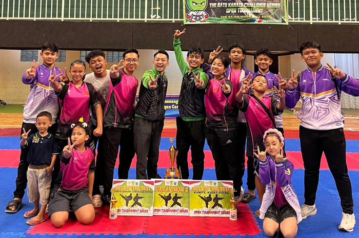 MEMBANGGAKAN: Karateka Jombang bersama trofi yang diraih pada Batu Karate Challenge di GOR Gajah Mada Kota Batu, (27&ndash;28/12/2025).