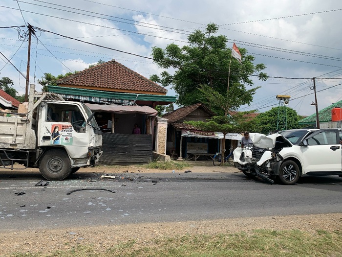 RINGSEK: Mobil yang terlibat kecelakaan di Jalan Raya Desa Gajah, Kecamatan Ngoro, Jombang, Sabtu (3/1) siang.