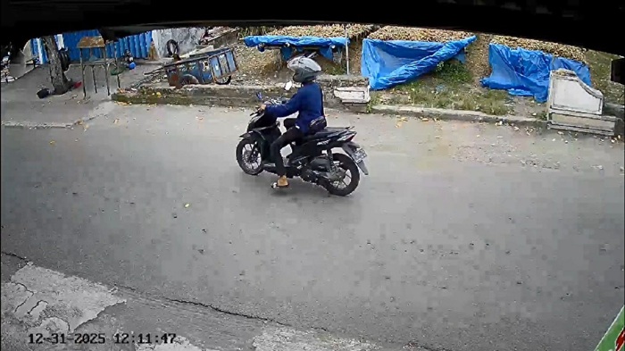 KONANGAN: Pencuri kompresor milik Azkiatur Rohmah, 20, warga Dusun Kapas, Desa Dukuhklopo, Kecamatan Peterongan, Jombang, terekam CCTV, Rabu (31/12) siang