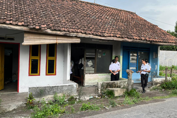 Rumah dinas guru milik Dinas Pendidikan dan Kebudayaan Jombang di Desa Mancar, Kecamatan peterongan.