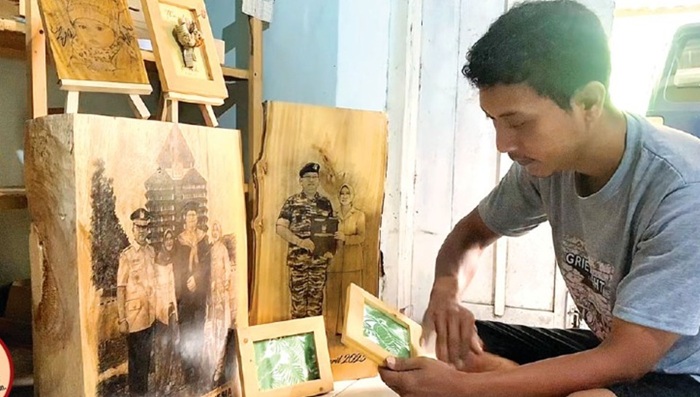 Cokro Retantoko, warga Dusun Kembeng, Desa Kepuhkembeng, Kecamatan Peterongan, Jombang dengan karyanya.