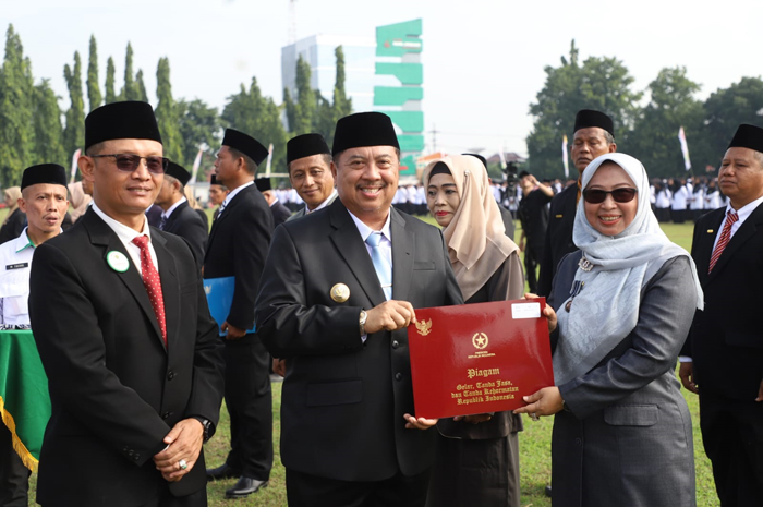 SELAMAT: Bupati Warsubi didampingi Kepala Kantor Kemenag Jombang Muhajir menyerahkan piagam penghargaan.