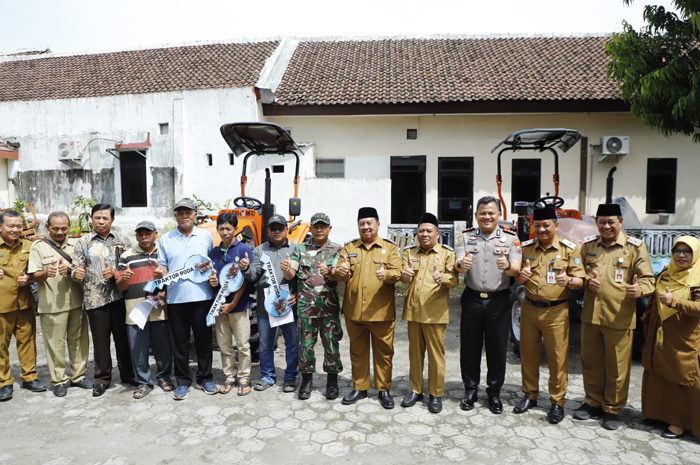 SINERGI: Bupati Jombang Warsubi, didampingi Wabup Salmanudin Yazid dan Kepala Disperta M Rony saat menyerahkan bantuan alsintan, Senin (5/1).