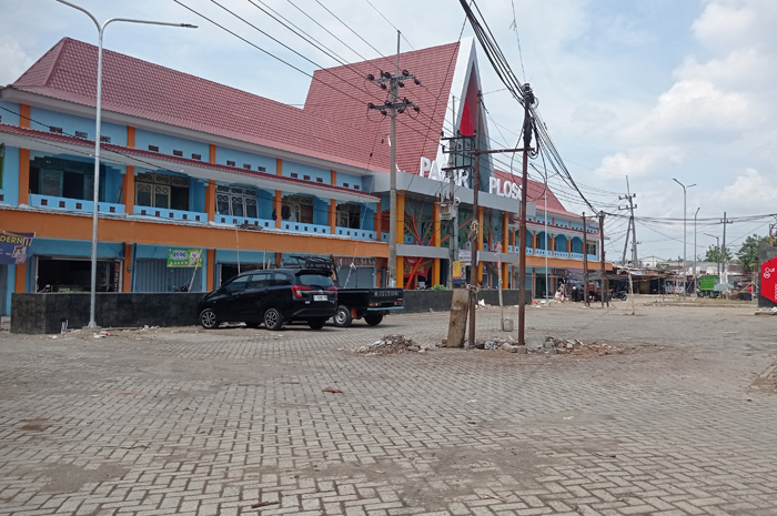 BERSIH: Area depan Pasar Ploso, Jombang merupakan lahan PT KAI disewa pemerintah daerah.