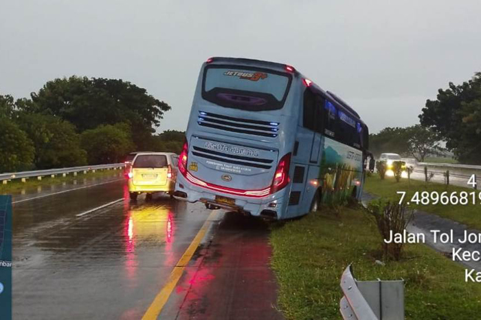 Kecelakaan beruntun melibatkan tiga kendaraan terjadi di ruas Tol Mojokerto&ndash;Jombang KM 697+700 jalur A, Desa Watudakon, Kecamatan Kesamben, Minggu (4/1) sore.