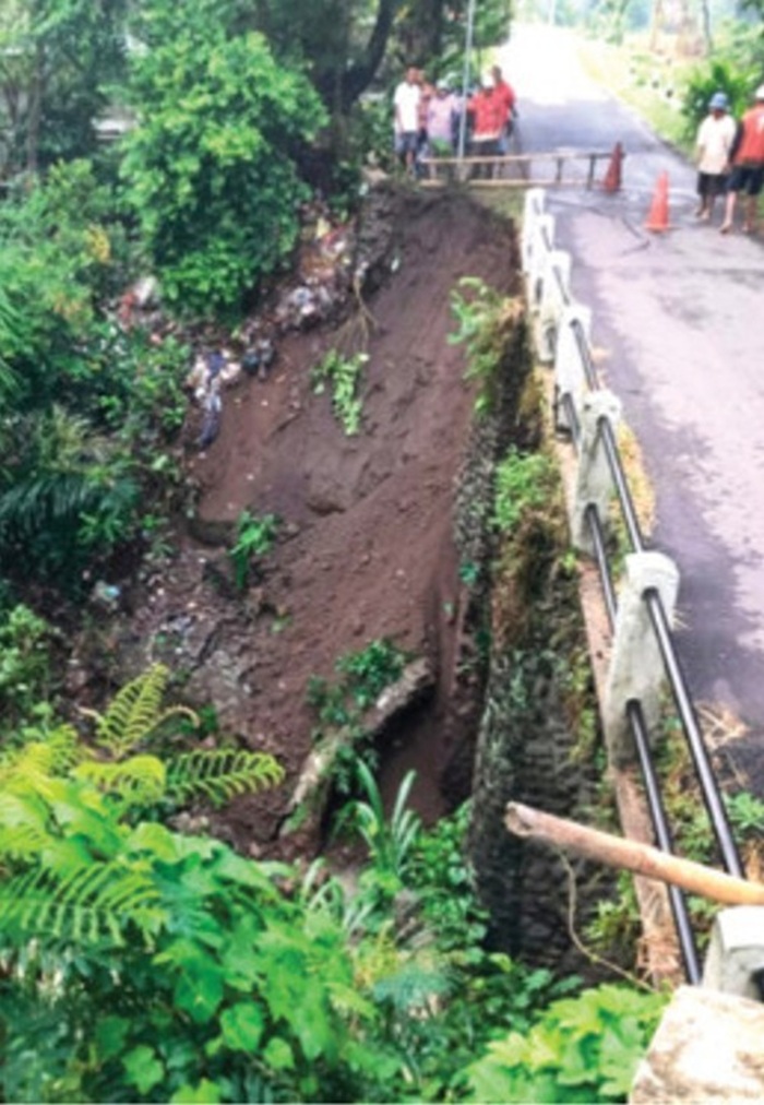BAHAYA: Kondisi sayap jembatan di Desa Latsari, Kecamatan Mojowarno, Jombang ambrol setelah terkikis aliran air deras, (4/1).
