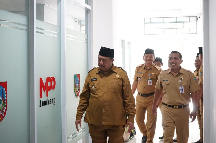 SIDAK: Bupati Jombang Warsubi saat melakukan sidak pelayanan MPP Jombang, Senin (5/1).