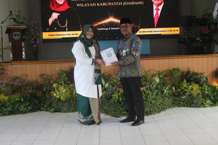 3.	ESTAFET: Serah terima buku memori jabatan Plt Kepala Cabdindik Jombang yang lama, Pinky Hidayati SPsi MPsi, kepada Kepala Cabdindik Jombang yang baru, Dr Eko Redjo Sunariyanto SPd MPd.