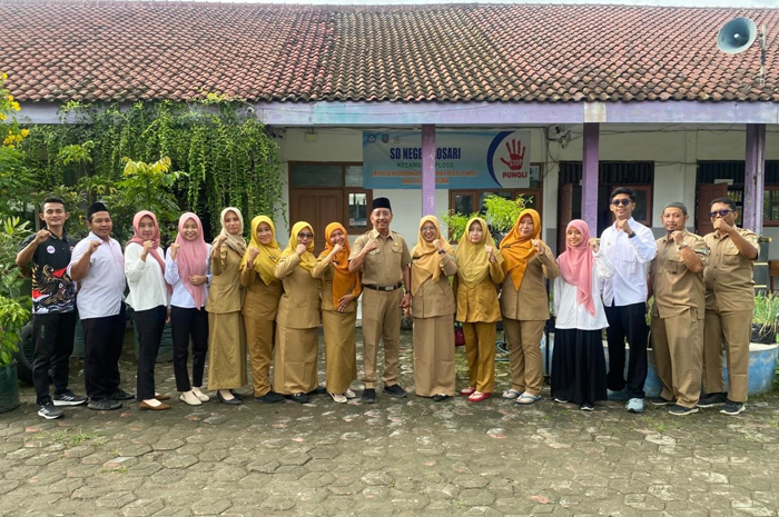 HASIL KERJA KERAS: Kepala SDN Losari, Ustadz Natsir MPd, bersama guru dan tim Adiwiyata SDN Losari, Ploso Jombang.