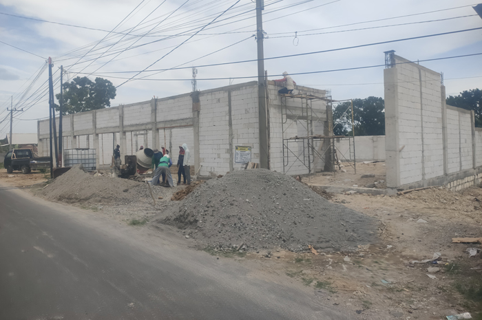 DIKEBUT: Pembangunan gerai dan gudang Kopdes Merah Putih di Desa Tunggorono, Kecamatan Jombang.
