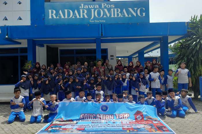siswa SD Muhammadiyah 1 Mentoro Kecamatan Sumobito, Jombang melakukan kunjungan redaksi ke Kantor Jawa Pos Radar Jombang, Rabu (7/1).