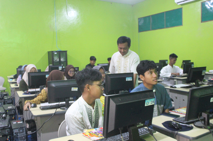 SEMANGAT: Siswa kelas 12 SMAN Jogoroto, Jombang saat mengikuti kegiatan di lab komputer, (21/10).