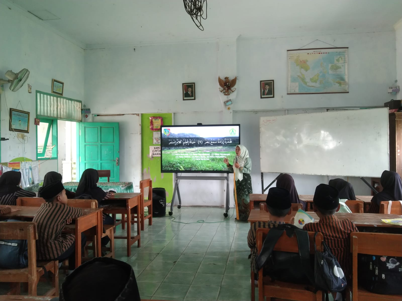 Thoriqotul Jannah, pembimbing mulok SDN Bugasurkedaleman 2 Kecamatan Gudo saat mengajar di kelas