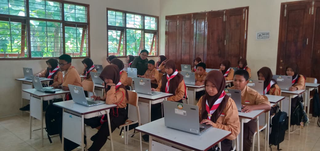 BARU DIKIRIM: Siswa Sekolah Rakyat Jombang di Kecamatan Mojoagung saat belajar menggunakan laptop, (8/1). (Anggi Fridianto/Radar Jombang)
