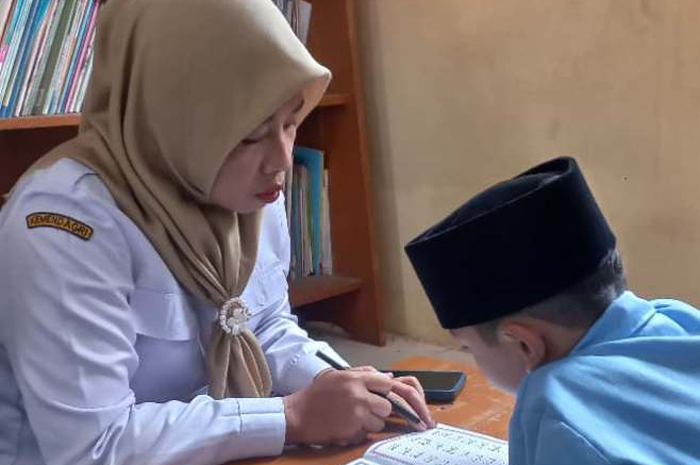 SEMANGAT: Guru muatan lokal saat mengajar di SDN Mayangan Kecamatan Jogoroto, Jombang.