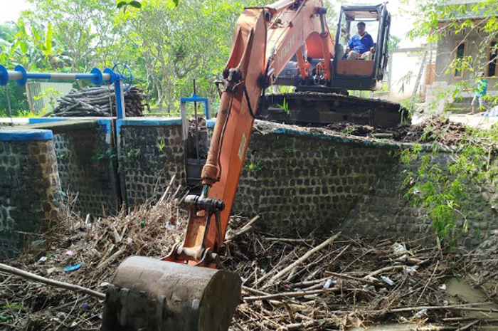 DIKERUK: Alat berat dikerahkan untuk normalisasi saluran di Gedangombo Kecamatan Ploso, Jombang, (8/1).