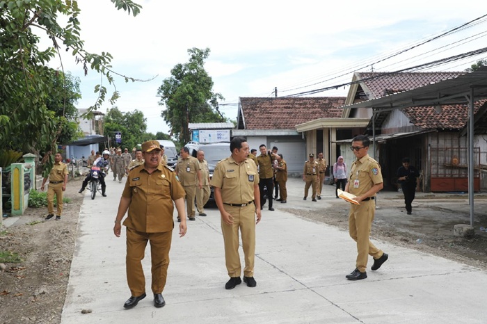 CEK: Bupati Jombang Warsubi meninjau pembangunan infrastruktur di Kecamatan Plandaan dan Kabuh, Selasa (6/1) siang.