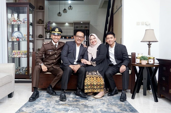 Kepala Cabang Dinas Pendidikan Jombang Dr Eko Redjo Sunariyanto SPd MPd bersama keluarga.