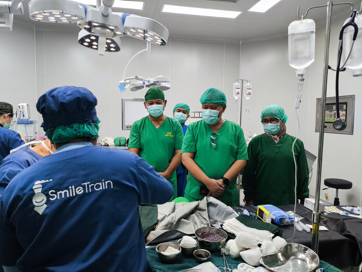 CEKATAN: Tim medis RSUD Ploso, Jombang berkolaborasi dengan Smile Train saat melaksanakan operasi bibir sumbing dan celah langit-langit.