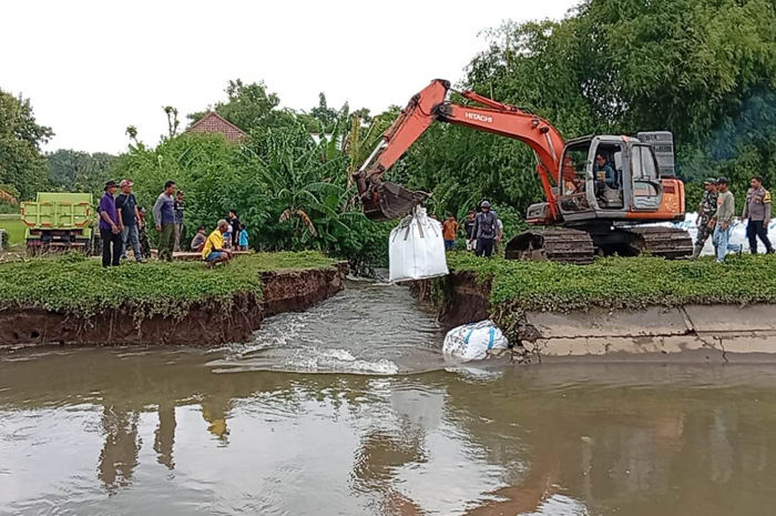 DARURAT: Pemkab Jombang memasang jumbo bag pada tanggul yang jebol di Dusun Karangasem, Desa Karangdagangan, Kecamatan Bandar Kedungmulyo, Jombang Minggu (11/1).