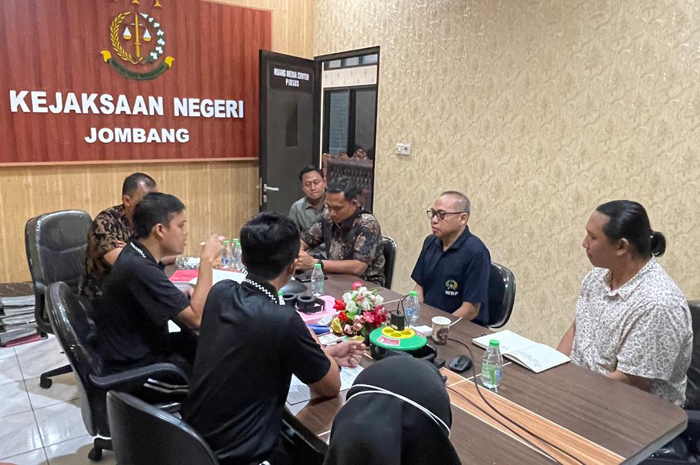 JERA: Muhammad Agung Subekti Ari Hartadi (berkacamata) saat diserahkan ke Kejaksaan Negeri Jombang, Jumat (9/1).