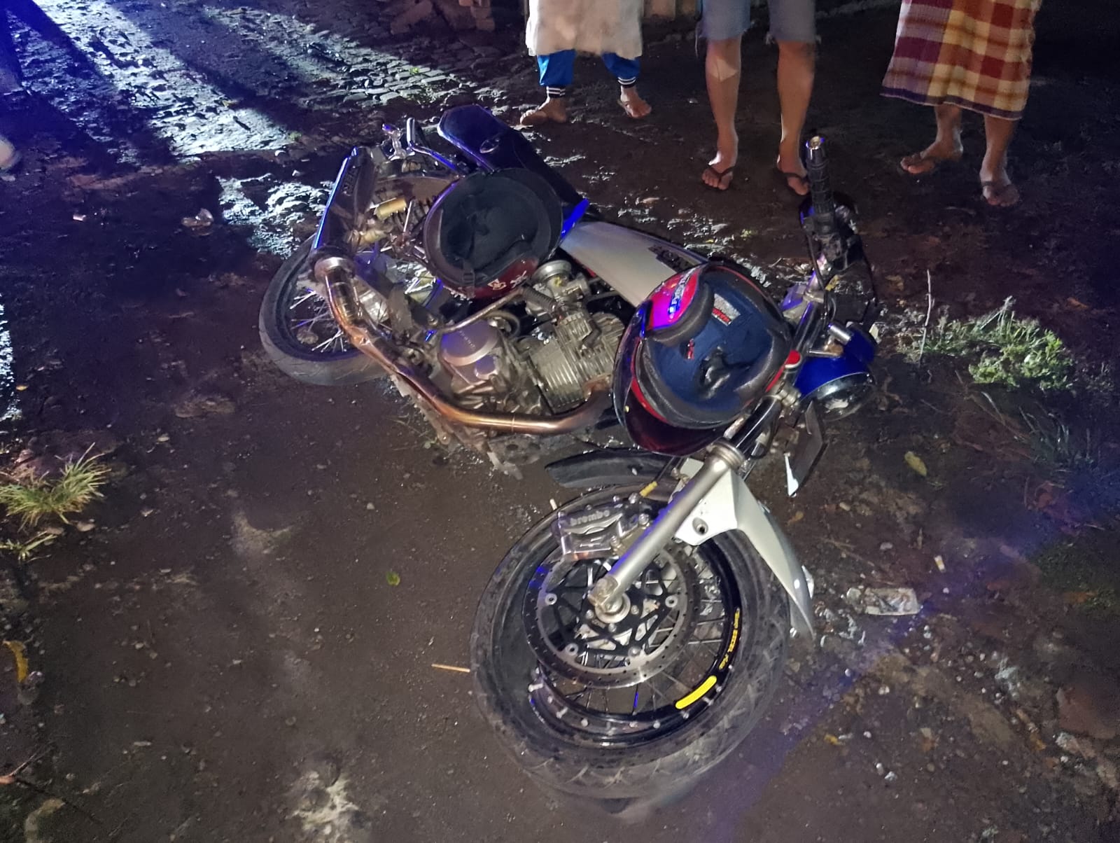 Kecelakaan lalu lintas melibatkan satu mobil dan empat sepeda motor terjadi di Jalan Raya Desa Balongbesuk, Kecamatan Diwek, Jombang Sabtu (10/1) malam.