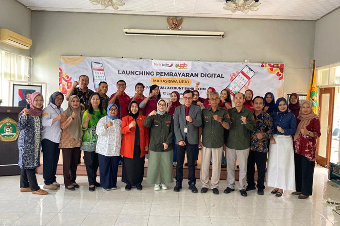 KOMPAK: Pemimpin Bank Jatim Cabang Jombang Hanif Julhamsyah foto bersama jajaran rektor UPJB dan pengurus PPLP PT PGRI Jombang.