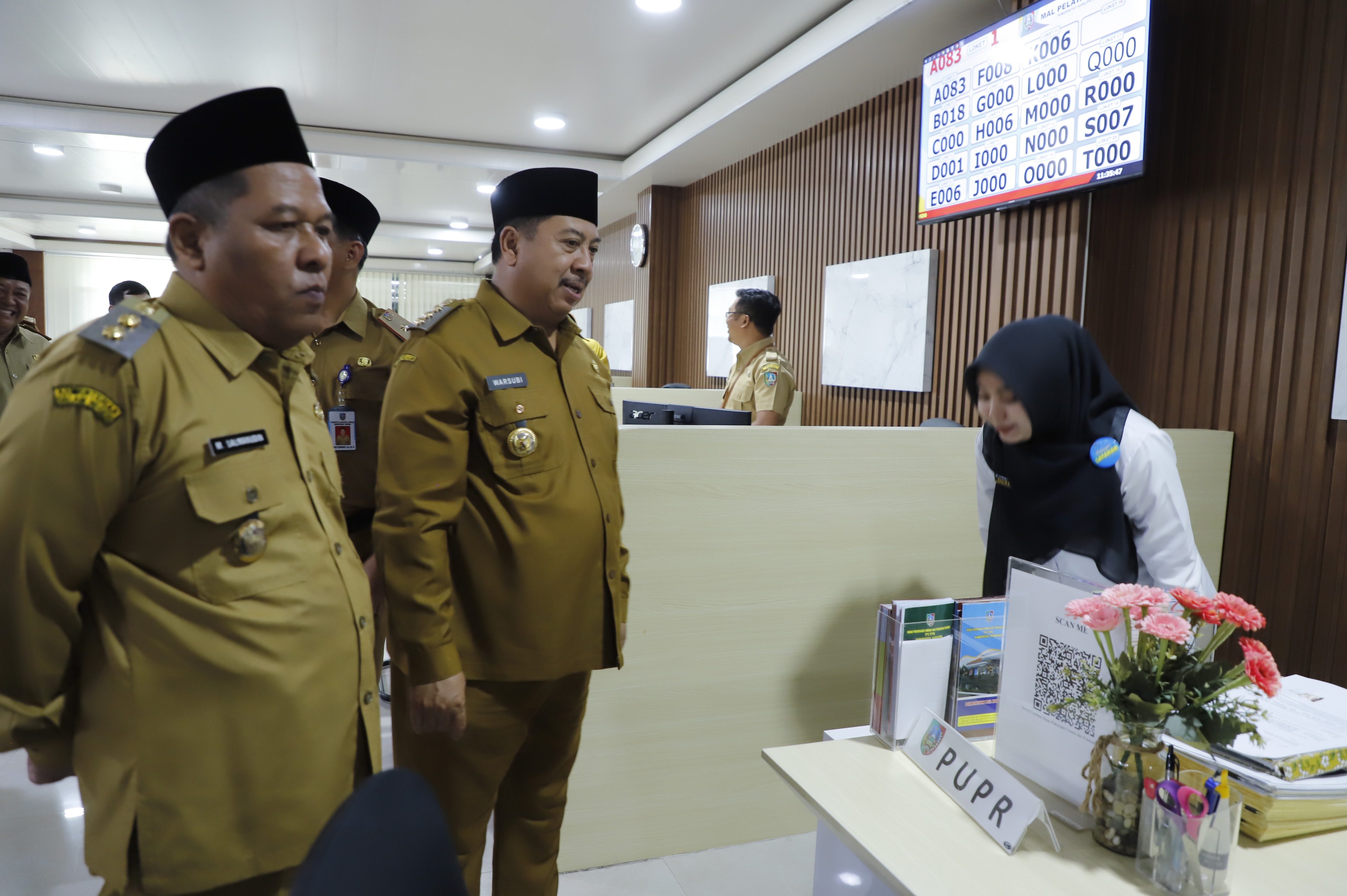 Bupati Jombang Warsubi saat menyapa warga yang sedang mengurus dokumen adminduk di MPP Jombang beberapa waktu lalu.