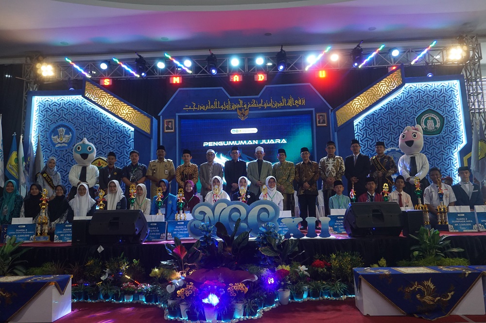 Kepala SMA DU 1 Unggulan Jombang, Didik Sadianto MPd, mendampingi MPPDU dan para tamu undangan bersama para juara NCC Ke-12.