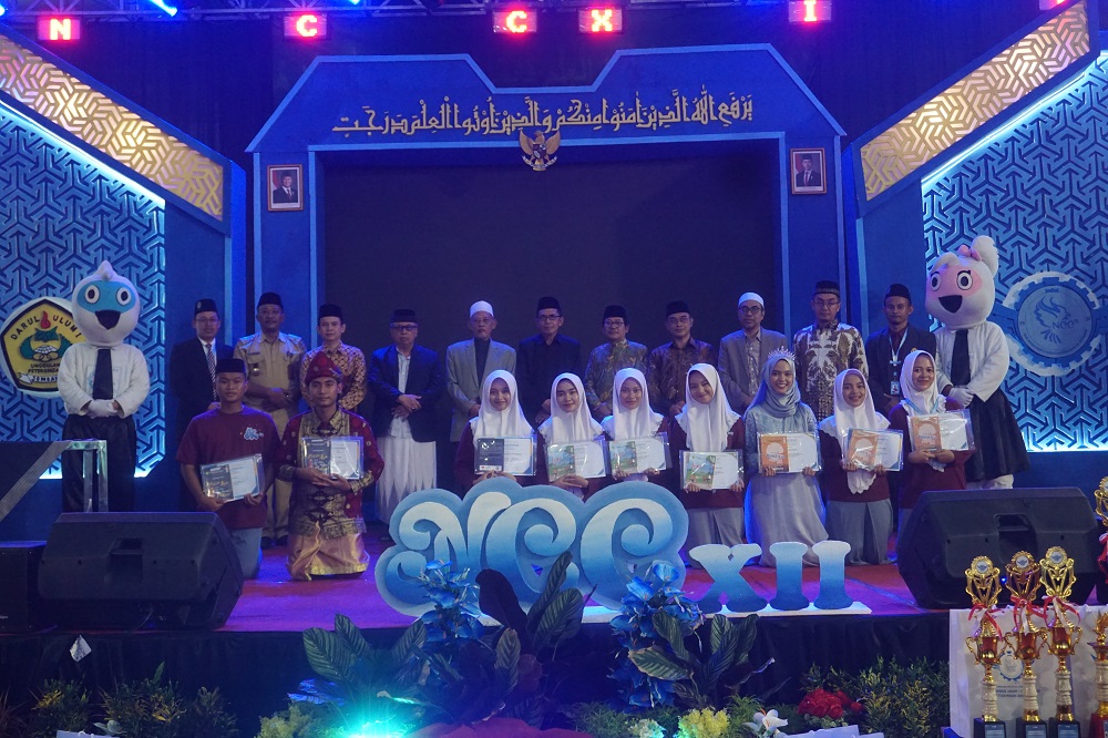 Kepala SMA DU 1 Unggulan Jombang, Didik Sadianto MPd (berdiri paling kiri) mendampingi MPPDU dan para tamu undangan me-launching buku karya siswa/i SMA DU 1 Unggulan Jombang berstandar nasional
